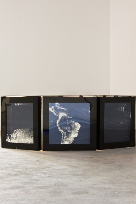 Sin t&amp;iacute;tulo de la serie Konsiderar I (2012)Mylar, perforaci&amp;oacute;n l&amp;aacute;ser, acr&amp;iacute;lico negro&amp;nbsp;
