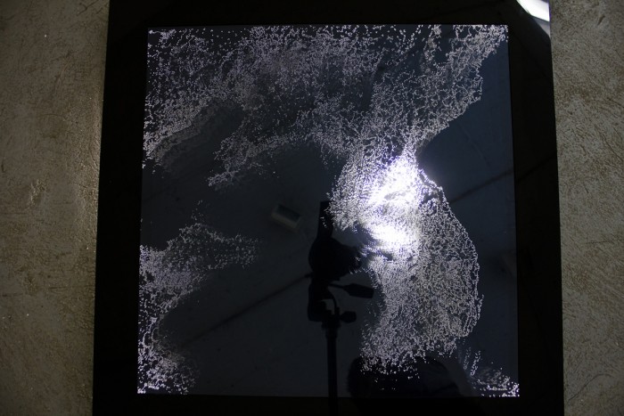 Sin t&amp;iacute;tulo, de la serie Konsiderar I&amp;nbsp; (2012)Mylar, perforaci&amp;oacute;n l&amp;aacute;ser, acr&amp;iacute;lico negro.