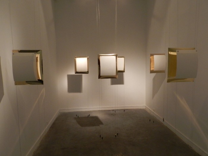 Cierre con broche de oro&amp;nbsp;(2012)&amp;nbsp;&amp;nbsp;&amp;nbsp;Dibujo sobre papel 100% algod&amp;oacute;n, papel reflectivo dorado