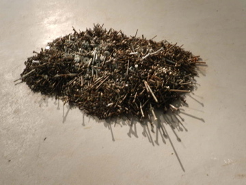 Lapso&amp;nbsp;(2012)&amp;nbsp;&amp;nbsp;Detalle, instalaci&amp;oacute;n de clavos