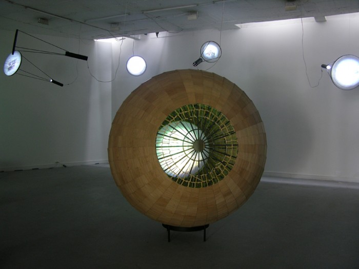 R&amp;eacute;gimen de luz y sombra. 2012. Video instalaci&amp;oacute;n.
