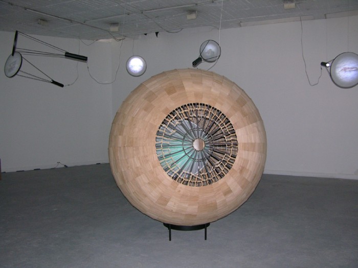 R&amp;eacute;gimen de luz y sombra. 2012. Video instalaci&amp;oacute;n.