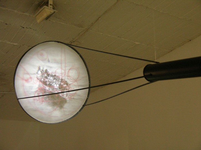 R&amp;eacute;gimen de luz y sombra. 2012. Video instalaci&amp;oacute;n.