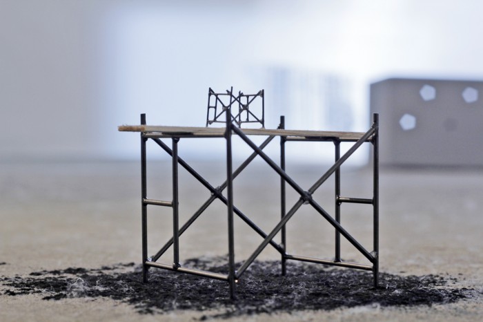 Camilo Bojac&amp;aacute;.&amp;nbsp;Estructura sobre estructura.6,5 x 5,5 x 6,5 cm.Estructura de mina de grafito.2013