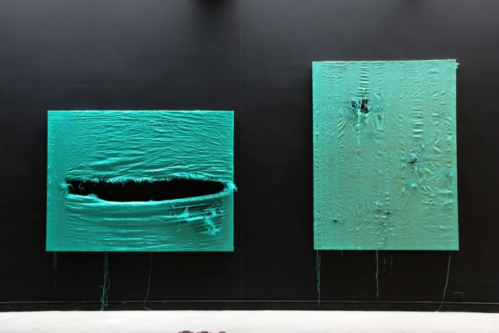 Andrea Acosta.&amp;nbsp;Acciones permanentes para situaciones temporales II (Serie de dos cuadros)200cm x 150cmLona de obra templada2013