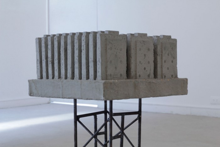 Camilo Bojac&amp;aacute;.&amp;nbsp;Estructura sobre estructura.6,5 x 5,5 x 6,5 cm.Estructura de mina de grafito.2013