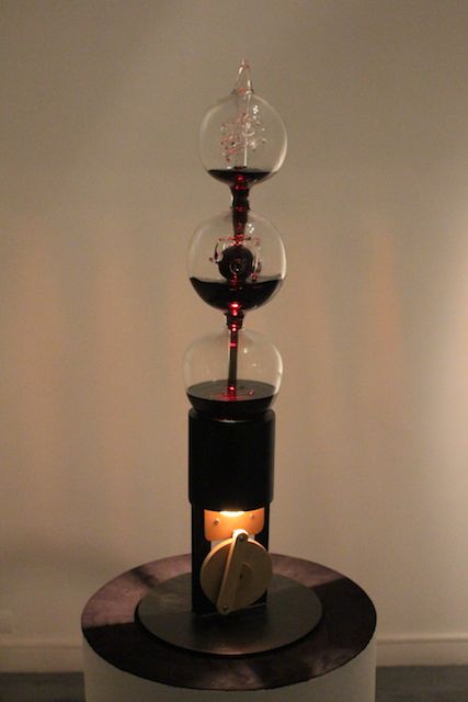 Adriana Marmorek. "Derrames."&amp;nbsp;vidrio, alcohol, motor, bombillo.80 x 2o cms de di&amp;aacute;metro,2013