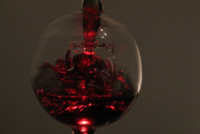 Adriana Marmorek. "Derrames."&amp;nbsp;vidrio, alcohol, motor, bombillo.80 x 2o cms de di&amp;aacute;metro,2013