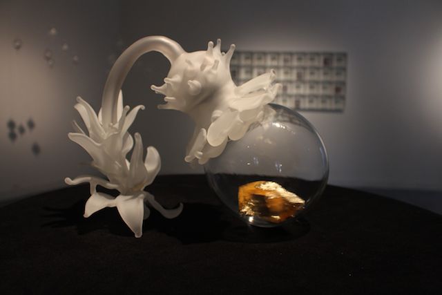 Adriana Marmorek. "&amp;Aacute;nima. "&amp;nbsp;&amp;nbsp;Vidrio, hojilla de oro, motor.&amp;nbsp;34 x 23 x 22cms.&amp;nbsp;2013