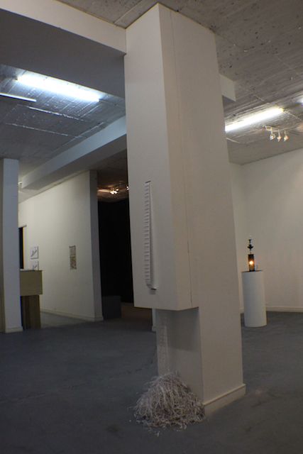 Adriana Marmorek "&amp;iquest;D&amp;oacute;nde estar&amp;aacute;s, amor?" &amp;nbsp;Papel, madera, circuitos electr&amp;oacute;nicos.Dimensiones variables,2012