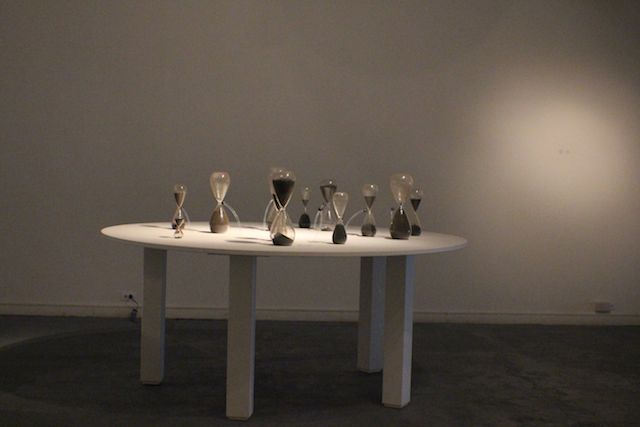 Adriana Marmorek "Clepsidra."&amp;nbsp;Vidrio, micro esferas, motor, acr&amp;iacute;lico.Dimensiones variables.2013