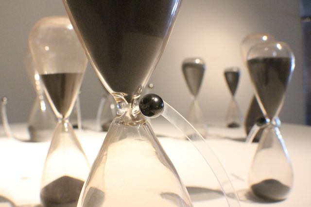Adriana Marmorek "Clepsidra."&amp;nbsp;Vidrio, micro esferas, motor, acr&amp;iacute;lico.Dimensiones variables.2013